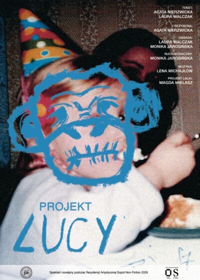 Plakat teatralny spektaklu "Projekt LUCY" ze stylowym, ziarnistym zdjęciem dziecka w czapeczce urodzinowej. Na twarz dziecka nałożony jest niebieski, dziecięcy rysunek głowy szympansa z zaszytymi ustami. Poniżej napis "PROJEKT LUCY" w stylu graffiti oraz lista twórców i logo partnerów.